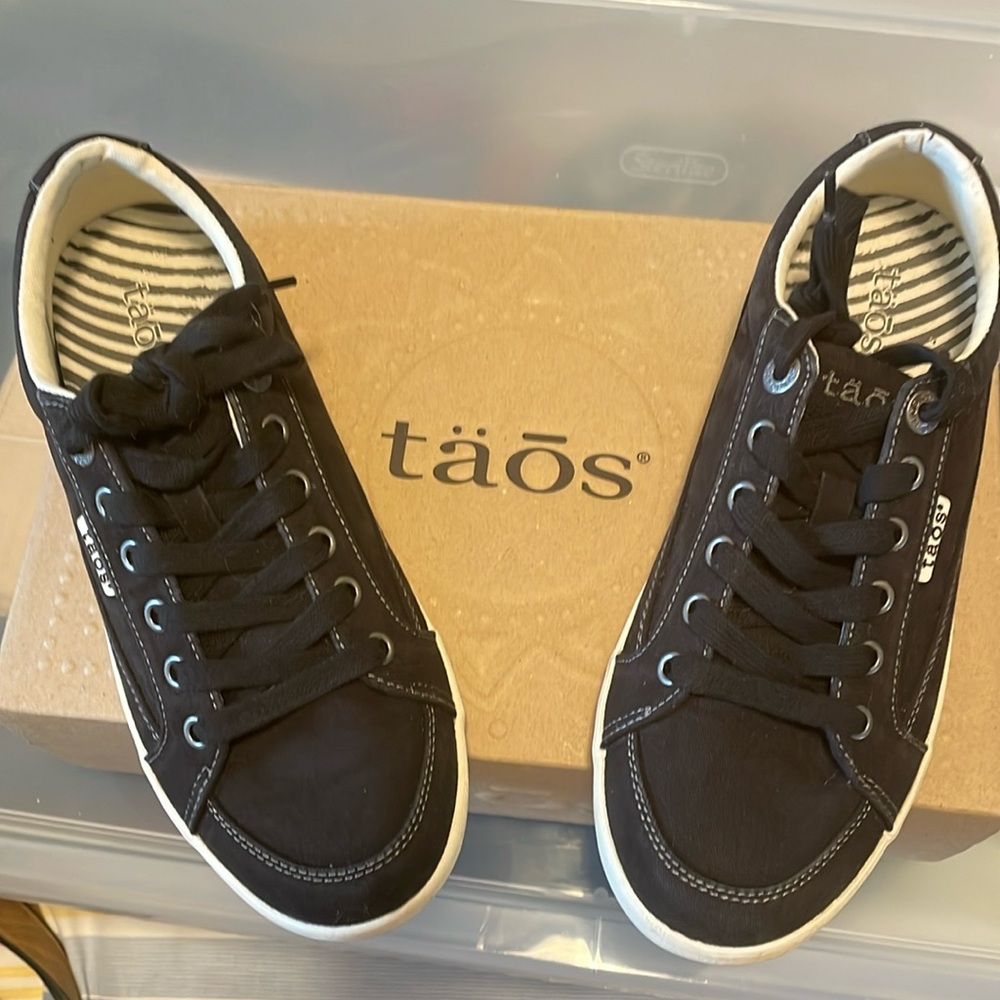 NWOT in box Black Distressed Taos size 7.5 tennis shoes.